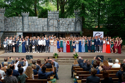Die 113 Entlassschülerinnen und -schüler des zehnten Jahrgangs der Maximilian-Kolbe-Gesamtschule alle zusammen am Ende der Zeugnisübergabefeier auf der Freilichtbühne Greven-Reckenfeld. (Foto: Gemeinde Saerbeck)