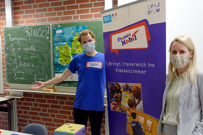 Der freundliche Botschafter des Französischen: Das FranceMobil war mit Clement Aschard zum zehnten Mal an der MKG zu Gast. Rechts die Französisch-Lehrerin Isabel Wiesmann. Foto: Gemeinde Saerbeck