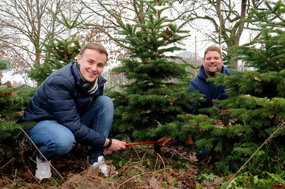 MKG-Schülervertreter Noah Feddermann und Peter Linderskamp in der Weihnachtsbaum-Schonung von Linderskamp Hof. Foto: Alfred Riese MKG-Schülervertreter Noah Feddermann und Peter Linderskamp in der Weihnachtsbaum-Schonung von Linderskamp Hof. Foto: Alfred Riese