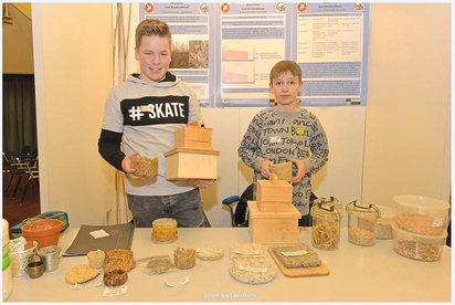 Bekamen gleich zwei Preise: Jakob Bröker und Florian Berkenheide mit ihrer Pflanze Miscanthus. Foto: IHK/NordWestfalen Bekamen gleich zwei Preise: Jakob Bröker und Florian Berkenheide mit ihrer Pflanze Miscanthus. Foto: IHK/NordWestfalen