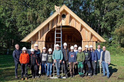 Das Werk ist getan: Die acht Schülerinnen und Schüler der MKG vor ihrer selbst gezimmerten Weidehütte mit Lehrern, Anleitern und Unterstützern des Projekts. Foto: Alfred Riese