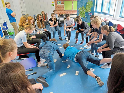Disparu, cigarettes? Wer das Wort im Chanson erkannte, warf sich notfalls mit einem Hechtsprung auf die Karte – ein bisschen Wettbewerb beim Hörverstehen-Training mit Julien Lesieur (hinten links). Foto: Alfred Riese