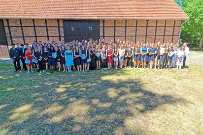 Die 121 Entlassschüler des zehnten Jahrgangs der Maximilian-Kolbe-Gesamtschule vor der Bürgerscheune. Foto: Alfred Riese 