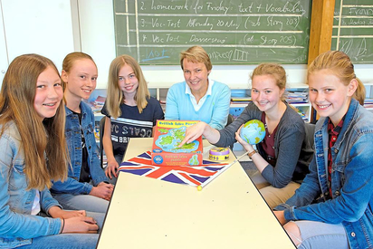 Fremdsprachenassistentin Phoebe Jeffries (2. von rechts) mit Landesflagge, Wörterspiel , der MKG-Sprachenkoordinatorin Christine Aufderhaar und den Schülerinnen Hannah, Leonie, Lena und Merle in einer Mittags-AG. Foto: Alfred Riese 