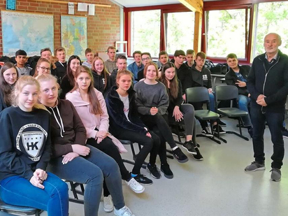 Der Autor Alexander Richter als Zeitzeuge zum Thema DDR mit Schülern der Maximilian-Kolbe-Gesamtschule.