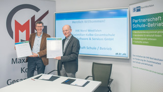 Kooperationsvereinbarung unterzeichnet: Geschäftsführer Alfons Brack (l.) und Schulleiter Karl Watermann. Foto: Maik Grundmann