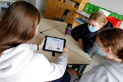 Abteilung Illustration: Marie, Mara und Julia entwerfen am Tablet Bilder für die Erklärstücke zu den "MINTiG"-Versuchen. Foto: Gemeinde Saerbeck