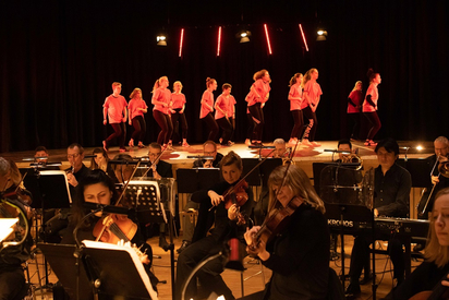 Die SchülerInnen der MKG bei einer Choreographie. Foto: Oliver Berg, Theater Münster