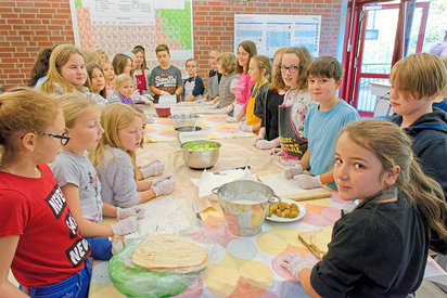 Mit ihrer geplanten Falafel-Herstellung für den Tag der offenen Tür zum Adventsmarkt ging die Klasse 5d während der Projektwoche in den Praxistest. Foto: Alfred Riese