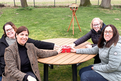 In guten Händen ist der Kassenstand des MKG-Fördervereins bei (von links) Ramona Schüler, Samira Knapheide, Claudia Beuning und Dorothe Schlüter. Hier wird der Erlös aus einer Schulcafe-Aktion im November übergeben.