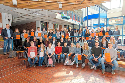 Orange-rot in der Hand heißt: besondere Leistung vollbracht. Diese Ehrung vergab die Maximilian-Kolbe-Gesamtschule jetzt 67 Mal, zum Teil mehrfach an besonders engagierte Schüler. Foto: Alfred Riese 