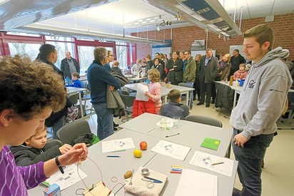Treffen der Generationen im Fachraum: Eltern und Kinder kamen im Januar beim „Schule in Aktion“-Tag an der MKG beim Thema Chemie wieder zusammen, als die Schulführung für Eltern beim Probeunterricht für angehenden Fünftklässler landete. Foto: Alf