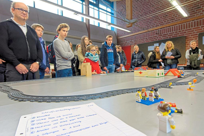 Tag der offenen Tür der MKG-Oberstufe im Januar: Das Fach Philosophie präsentiert sich mit dem Straßenbahn-Dilemma, nachgebaut als Lego-Eisenbahn. Foto: Alfred Riese 