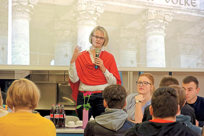 Die CDU-Bundestagsabgeordnete und Bundesbildungsministerin Anja Karliczek sprach mit Oberstufenschülern der MKG über das Thema „30 Jahre Wiedervereinigung – die Demokratie am Scheideweg?“ Foto: Alfred Riese