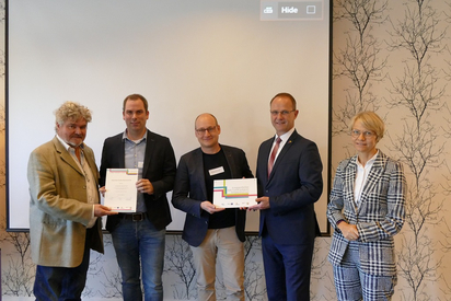 Freuten sich über das Zertifikat und das neue Schild „Euregioprofilschule“: (v.l.) Hellmuth Van Berlo (Taalunie), Dominik Jäger, Maarten Willenbrink (Maximilian-Kolbe-Gesamtschule Saerbeck), Christoph Almering (EUREGIO) und Regierungspräsidentin Dorothee Feller. Foto: Bezirksregierung Münster