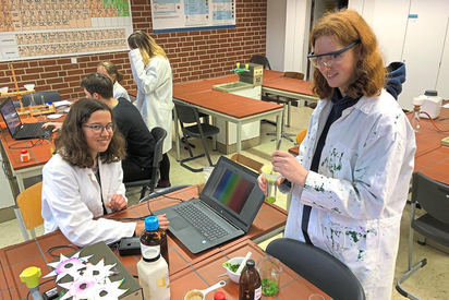 Beim Tag der offenen Tür der MKG-Oberstufe präsentierten sich unter anderem die Naturwissenschaften für interessierte Zehntklässler und deren Eltern. Foto: Alfred Riese 
