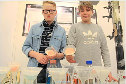 Ebenfalls doppelt ausgezeichnet: Laurenz Hilbert und Len Brüggemann beschäftigten sich mit einer Filteranlage. Foto: IHK/NordWestfalen