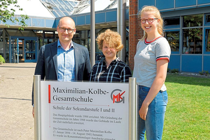 Die französische Austauschschülerin Jeanne Rees (Mitte) mit ihrer Gastgeberin an der Maximilian-Kolbe-Gesamtschule, Greta Schmitz, und dem kommissarischen Schulleiter Maarten Willenbrink. Foto: Alfred Riese 