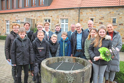 Die erfolgreichen Schüler mit ihren begleitenden Leherinnen Christa Werning (l.) und Esther Kuck (r.), dem kommissarischen Schulleiter Maarten Willenbrink (5.v.r.) sowie Bürgermeister Wilfried Roos (4.v.r.) und Schulamtsleiter Guido Attermeier (6.v.r.).
