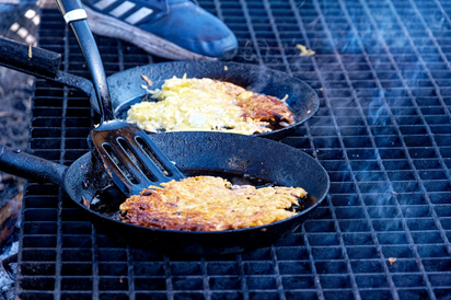 Kartoffelpuffer braten auf dem Lagerfeuer im Naschgarten des Außerschulischen Lernstandorts "Saerbecker Energiewelten". (Foto: Alfred Riese)