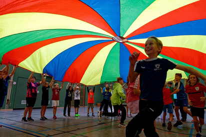 Geht nur, wenn alle zusammenarbeiten: Beim gemeinsamen Sportfest von StGG und MKG huschen Viert- und Fünftklässler unterm bunten Fallschirm durch. (Foto: Alfred Riese) Geht nur, wenn alle zusammenarbeiten: Beim gemeinsamen Sportfest von StGG und MKG huschen Viert- und Fünftklässler unterm bunten Fallschirm durch. (Foto: Alfred Riese)