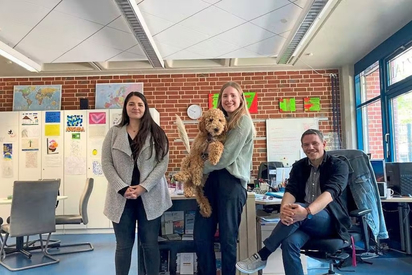 Yasemin Bayginlar, Alexandra Koop und Benjamin Stock bilden das Schulsozialarbeiter-Team an der MKG. Unterstützung bekommen sie von Königspudel-Hündin Indy. Sie soll demnächst als Therapiebegleithund ausgebildet werden. Foto: Katja Niemeyer