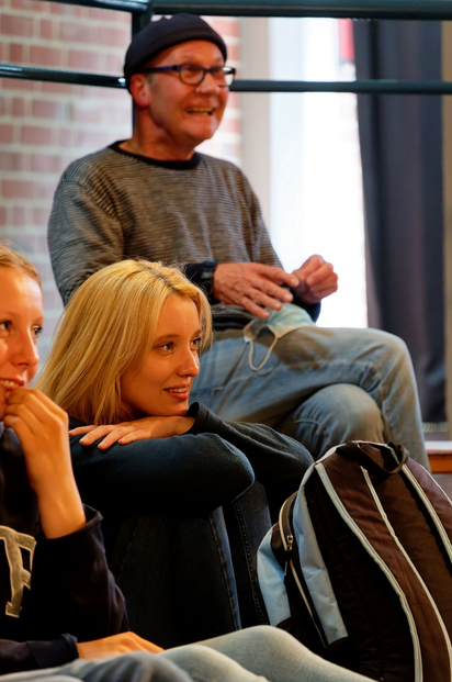 Schraubte beim Proben-Workshop an Wumms und Details: die Profi-Schauspielerin Anta Stenke, hier mit Lehrer und Regisseur Werner Engels. (Foto: Alfred Riese) Schraubte beim Proben-Workshop an Wumms und Details: die Profi-Schauspielerin Anta Stenke, hier mit Lehrer und Regisseur Werner Engels. (Foto: Alfred Riese)