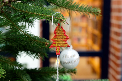 Rote Papp-Bäumchen mit Goldglitzer und Kugeln mit guten Wünschen: Mit jeder Bastelaktion der Schülervertretung wird der Schul-Weihnachtsbaum hübscher. Foto: Alfred Riese