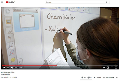 Screenshot aus dem Imagefilm über die MKG-Oberstufe: Eine Schülerin arbeitet digital in einem Kursraum.  Foto: Gemeinde Saerbeck
