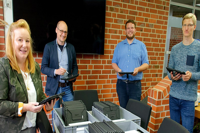 Von links: Sarah Ortmeier (Leiterin der St.-Georg-Grundschule, Maarten Willenbrink (kommissarischer Leiter der Maximilian-Kolbe-Gesamtschule, Cornelius Honder (Digitalisierungsbeauftragter im Rathaus) und Nico Menebröcker (im Rathaus zuständig für Förderprogramme). Foto: Gemeinde Saerbeck