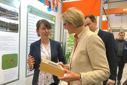 Anja Karliczek (r.) im Gespräch mit Meike Terlutter bei „Jugend forscht“ in Chemnitz. Foto: Büro Anja Karliczek