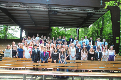 Feierten auf der Freilichtbühne Reckenfeld ihren Schulabschluss: Die Abiturientia 2021 der Maximilian-Kolbe Gesamtschule. Foto: Luca Pals