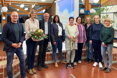 Schulleiter Maarten Willenbrink (links) überreichte der scheidenden Vorsitzenden Simone Hartmann (2 v. l.) einen Blumenstrauß. Daneben der neue Vorstand (v.l.) Alfons Sundermann, Samira Knapheide, Claudia Marker, Ramona Schüler, Ilga Bülte und Claudia Beulting (MKG) (Quelle: WN)