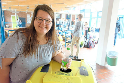 Wenn Pfandflaschen in der Tonne im MKG-Forum landen, die Inga Postmeyer hier zeigt, unterstützen sie die Arbeit des Vereins „Blickwinkel Afrika“. Foto: Alfred Riese 