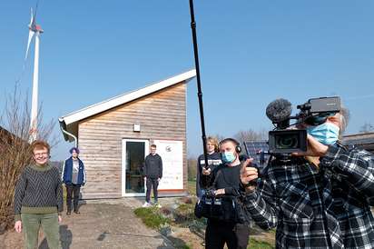 Marvin, Laurenz, Vianne und Lehrerin Christa Werning vor dem Energiespar-Haus der Maximilian-Kolbe-Gesamtschule (MKG) im Bioenergiepark Saerbeck, während das Drehteam des WDR für die Wissenschaftssendung Quarks filmt. Foto: Gemeinde Saerbeck