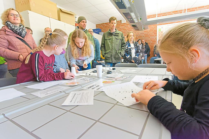 Die Regenwürmer, die Viertklässler beim Schnupperunterricht in Biologie an der MKG im vergangenen Jahr näher kennenlernten, kamen nachher unversehrt in dem Komposthaufen zurück. Foto: Alfred Riese 