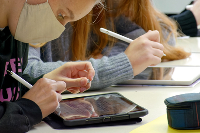 MKG digital: iPads im Unterrichtseinsatz in einem Niederländisch-Grundkurs in der Einführungsphase der gymnasialen Oberstufe der Maximilian-Kolbe-Gesamtschule in Saerbeck. Foto: Gemeinde Saerbeck/ Alfred Riese
