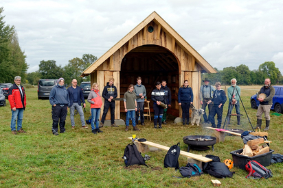 Werk vollendet: Die Schülerinnen und Schüler der MKG vor ihrer in fünf Tagen selbst gebauten Weidehütte mit Lehrern, Anleitern, Naturschützern und Hund. Bild: Gemeinde Saerbeck