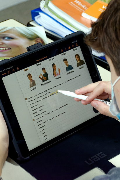 Aufgaben aufrufen, markieren, Fragen beantworten: Was auf Papier geht, klappt an der MKG auch auf dem iPad, hier in einem Niederländisch-Grundkurs der Einführungsphase (Jahrgang elf). Aufgaben aufrufen, markieren, Fragen beantworten: Was auf Papier geht, klappt an der MKG auch auf dem iPad, hier in einem Niederländisch-Grundkurs der Einführungsphase (Jahrgang elf).