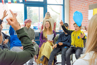 Beim Quiz zum Abschluss des Kulturenkarnevals im Kurs praktische Philosophie gingen die Finger hoch, das freute die Referendarin Esra Eryilmaz (Mitte). Foto: Alfred Riese 