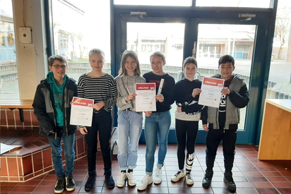 Vertreter der Klassensieger: Klasse 6d (mitte), Klasse 5a (links) und Klasse 5c (rechts)