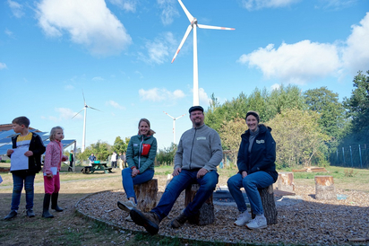 Die Lehrenden Jana Ottmann, Bernd Josef Spaning und Lia Feldmann mitten im Kartoffelfest von MKG und StGG im Bioenergiepark am Lagerfeuer, auf dem die Kartoffelpuffer braten. (Foto: Alfred Riese) Die Lehrenden Jana Ottmann, Bernd Josef Spaning und Lia Feldmann mitten im Kartoffelfest von MKG und StGG im Bioenergiepark am Lagerfeuer, auf dem die Kartoffelpuffer braten. (Foto: Alfred Riese)