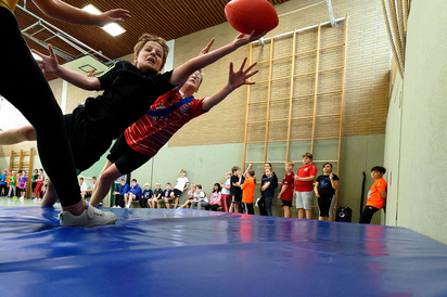 Voller Einsatz beim kontaktlosen Matten-Rugby. So etwas gibt es vielleicht nur beim gemeinsamen Sportfest der vierten und fünften Klassen von Grund- und Gesamtschule in Saerbeck. (Foto: Alfred Riese) Voller Einsatz beim kontaktlosen Matten-Rugby. So etwas gibt es vielleicht nur beim gemeinsamen Sportfest der vierten und fünften Klassen von Grund- und Gesamtschule in Saerbeck. (Foto: Alfred Riese)