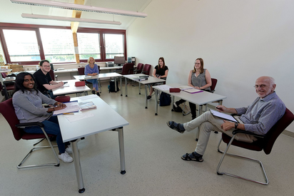 Abschlussbesprechung der "Sommerschule" an der MKG mit den angehenden Lehrerinnen und Lehrern, die mit 31 Schülerinnen und Schülern in den beiden letzten Ferienwochen für einen guten Start ins nächste Schuljahr gearbeitet haben, der DaZ-Lernförderin und Sommerschule-Koordinator Alfons Sundermann (rechts). Foto: Alfred Riese