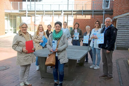 Gemeinsam wollen die Vertreter und Vertreterinnen vom DRK, der Caritas, der St. Georg-Grundschule sowie der Maximilian-Kolbe-Gesamtschule den zukünftigen Schülerinnen und Schülern aus der Ukraine schnell und effektiv helfen. Foto: Luca Pals