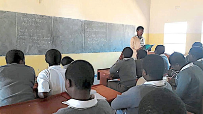 Blick in einen Unterrichtsraum der Kaseye Girls Secondary School. Die Tafel ist mit Farbe an die Wand gemalt. Foto: privat