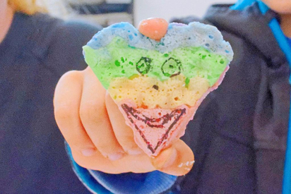 Ein Herz für die Kartoffel zeigt Elias aus dem zweiten Jahrgang der St.-Georg-Grundschule mit einem selbst gebackenen Herz aus Kartoffelstärke – für Mama. Foto: Alfred Riese