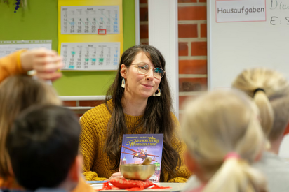 Die Illustratorin Tina Kraus stellte während der Lesenacht in der Schulbücherei der MKG ihre Arbeit als Illustratorin vor und ließ sich Löcher in das Buch fragen. Foto: Gemeinde Saerbeck Die Illustratorin Tina Kraus stellte während der Lesenacht in der Schulbücherei der MKG ihre Arbeit als Illustratorin vor und ließ sich Löcher in das Buch fragen. Foto: Gemeinde Saerbeck