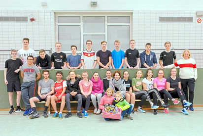 Mit einem Naschkorb bedankten sich Ivonne Lehmkuhl, Anton und Mina (vorne, Mitte) bei den Sporthelfern der MKG und ihrer Lehrerin Sabine Ebbing (rechts) für die Unterstützung bei den Winterspielen. Foto: Alfred Riese