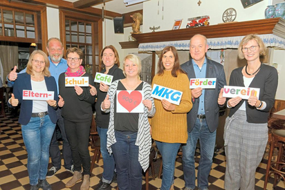 Sie mögen sich: Das Orga-Team des Schul-Cafés zum Adventsmarkt übergibt 900 Euro Erlös an Simone Hartmann (rechts), Vorsitzende des Fördervereins der Gesamtschule. Foto: Jürgen Steinberg